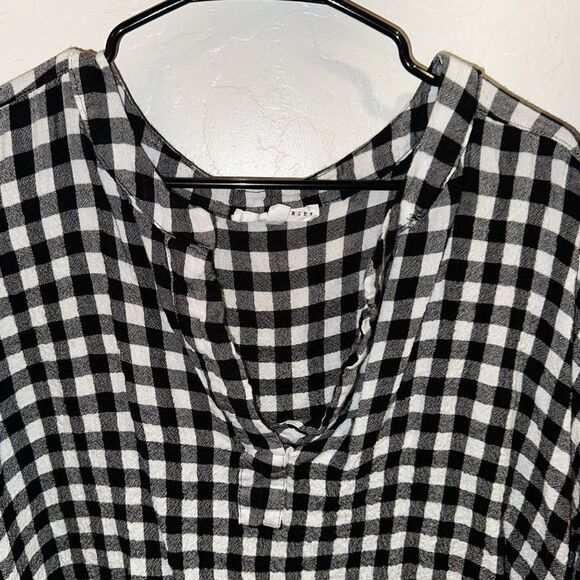 🔥 3/15 SALE 🔥 Jane & Delaney Black & White Checkered  Gingham V-Neck Blouse - Picture 3 of 5